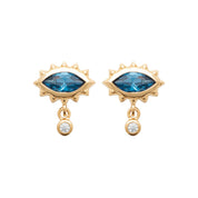 Boucles d'oreilles puces Camille dorées œil bleues avec pendentif zircon - Bijou photographié sur fond blanc