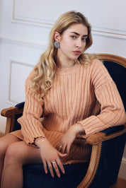 Boucles d’oreilles maxi dorées en forme de fleur au doré travaillé - Bijou porté 