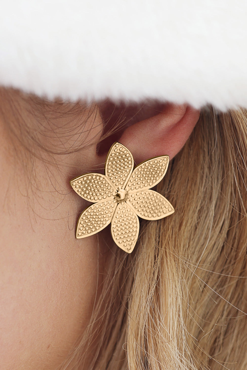 Boucles d'oreilles dorées acier inoxydable fleur - Bijou porté