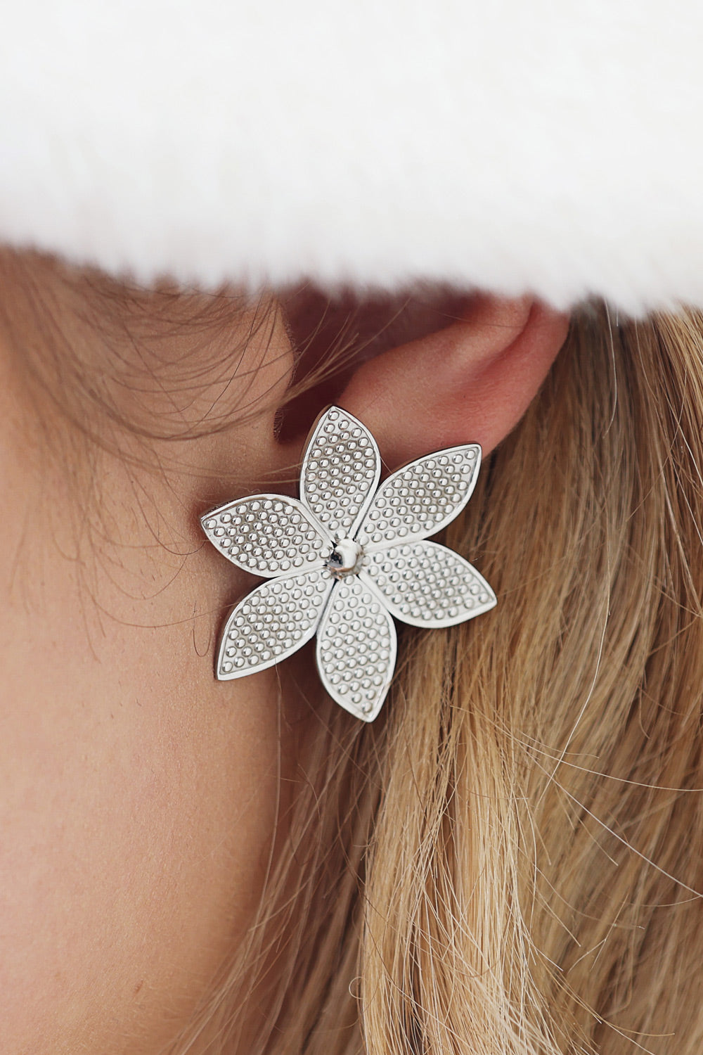 Boucles d’oreilles argentées Janan motif fleur - Bijou porté