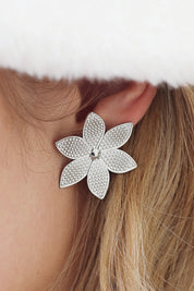 Boucles d’oreilles argentées Janan motif fleur - Bijou porté