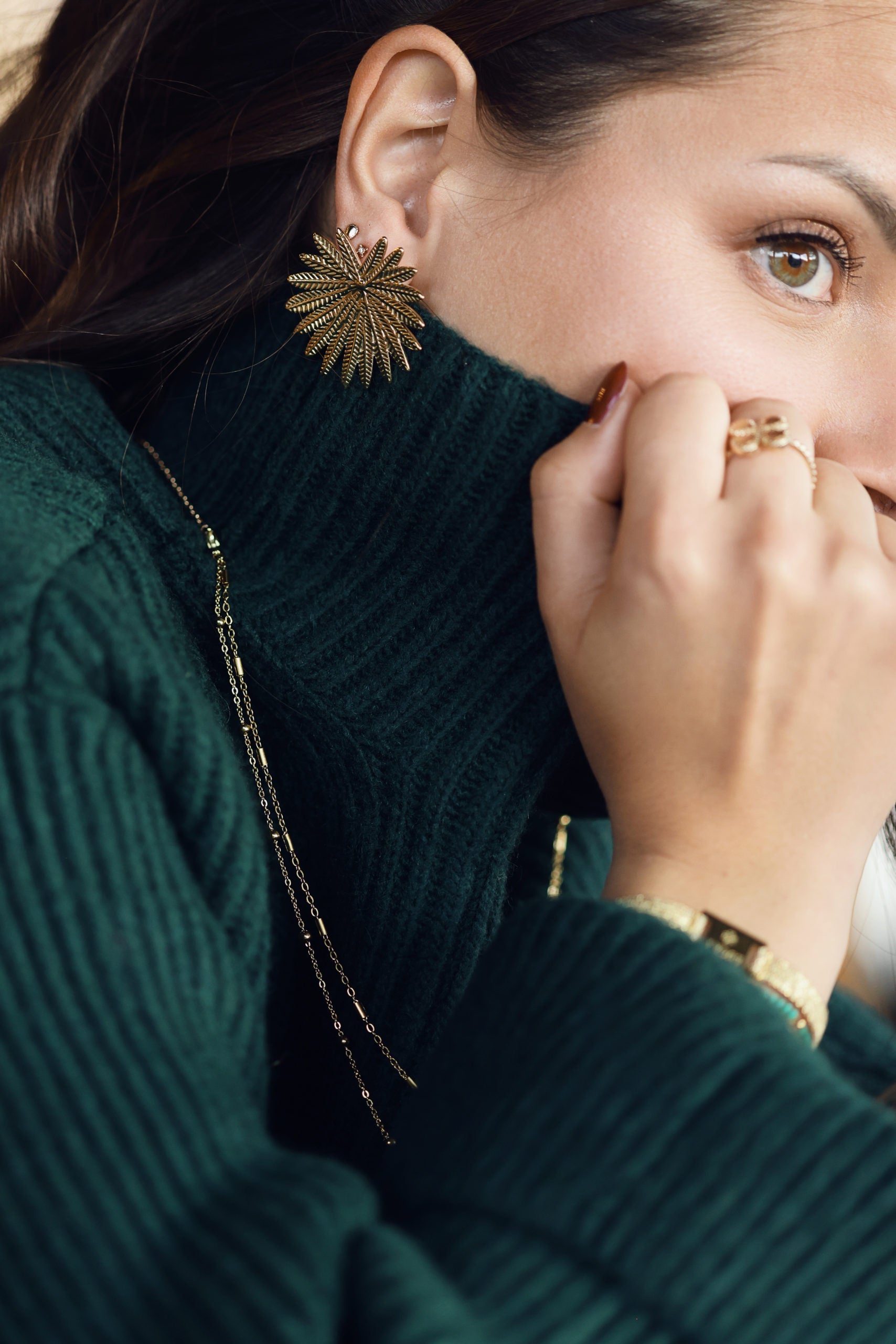 Boucles d’oreilles maxi dorées en forme de fleur au doré travaillé - Bijou porté 