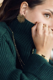 Boucles d’oreilles maxi dorées en forme de fleur au doré travaillé - Bijou porté 