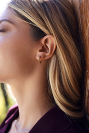 Boucles d'oreilles mini créoles dorées Ariella ornées de zircons - Bijou porté