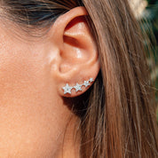 Boucles d'oreilles barrettes dorées étoiles avec zircons - Bijou porté focus