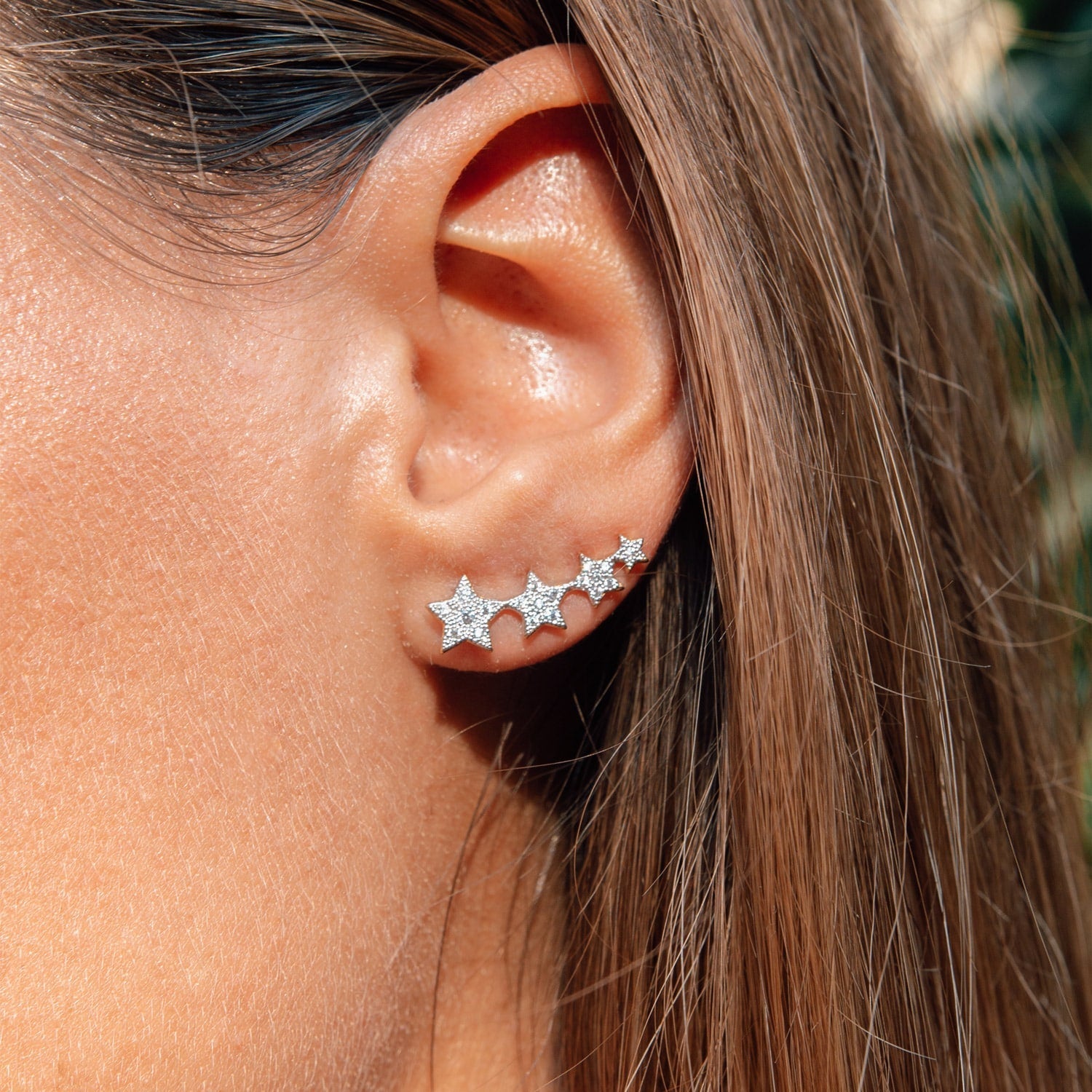 Boucles d'oreilles barrettes dorées étoiles avec zircons - Bijou porté focus