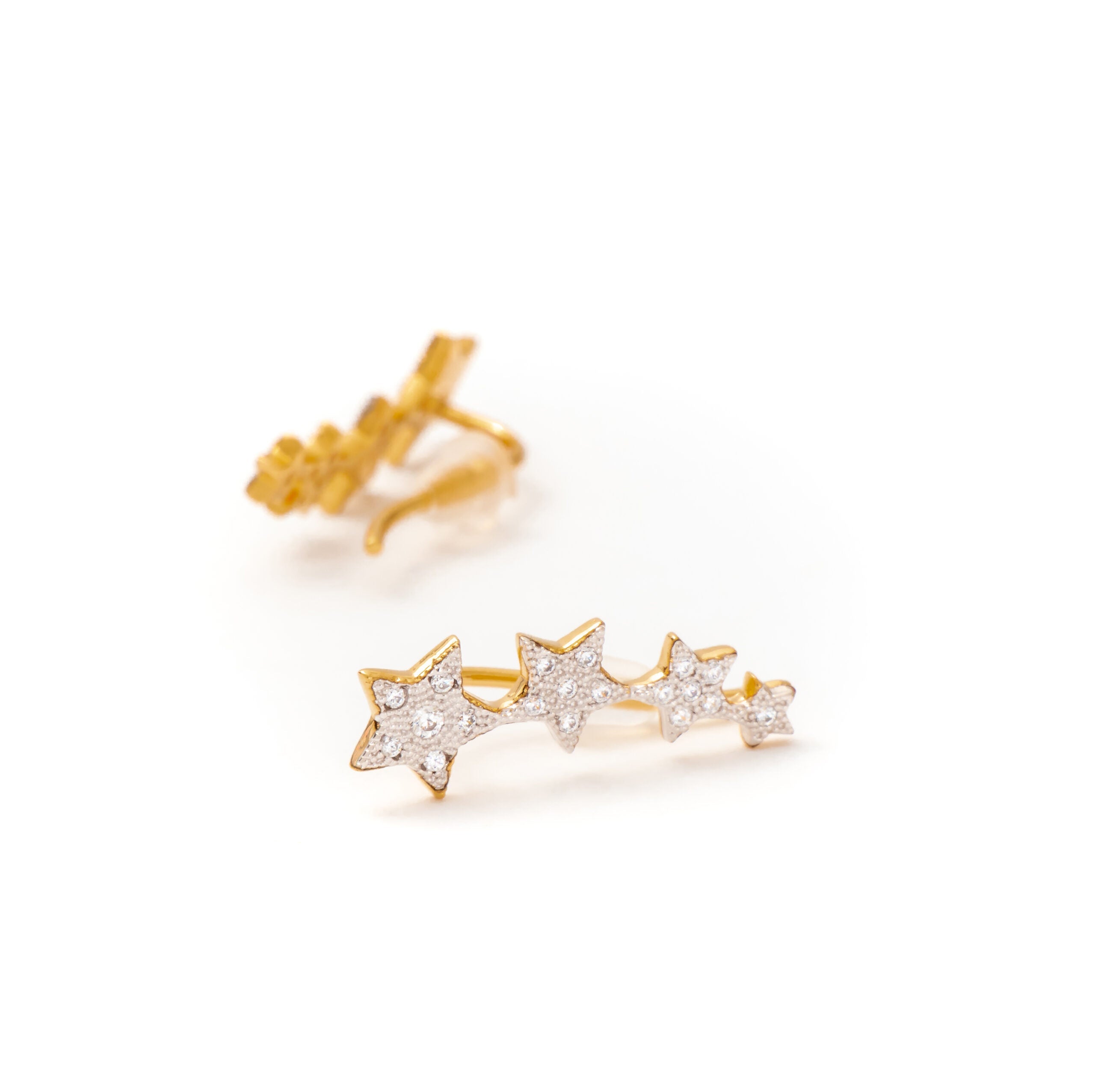 Boucles d'oreilles barrettes dorées étoiles avec zircons - Bijou photographié sur fond blanc 