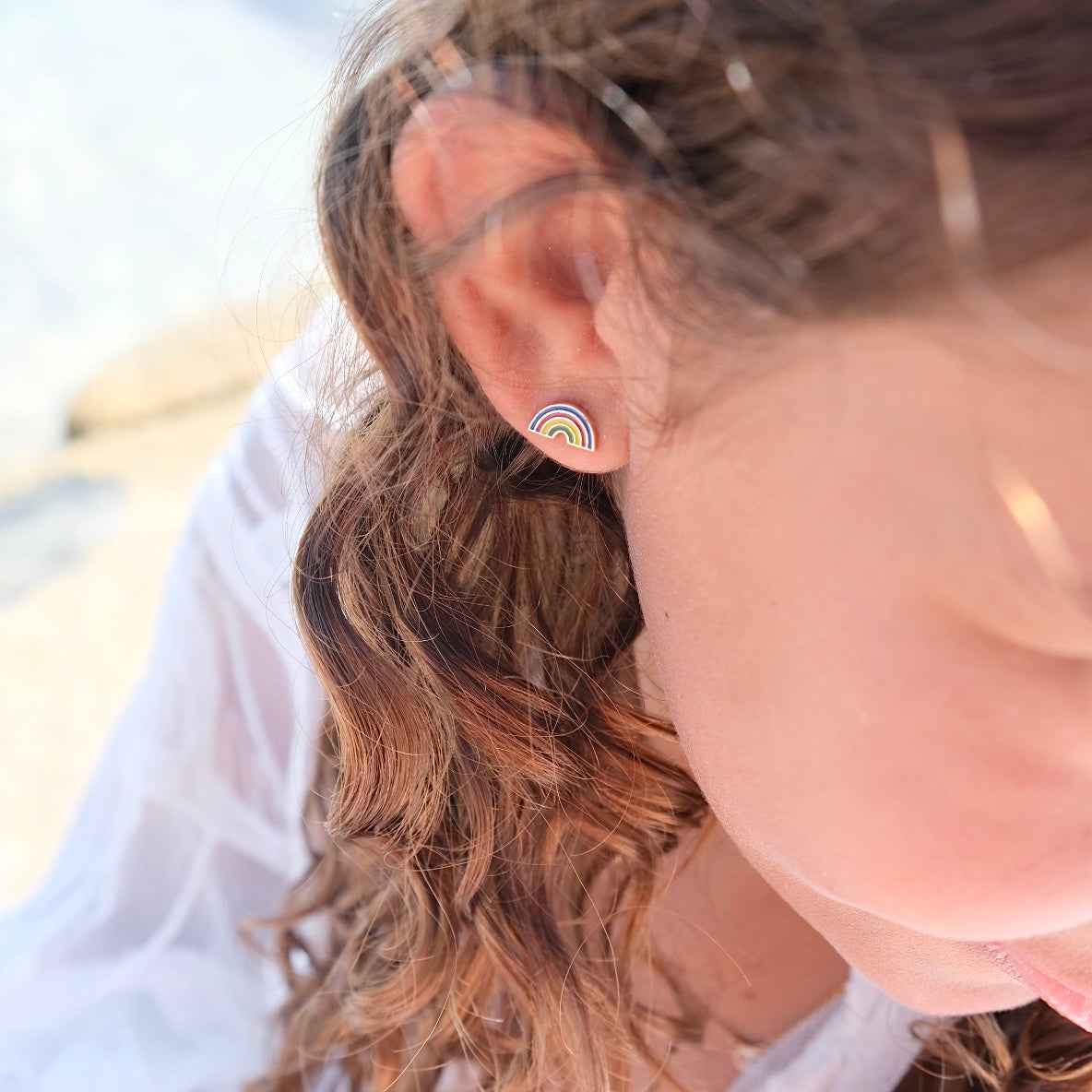 Boucles d’oreilles dorées ARC-EN-CIEL - Bijou porté 