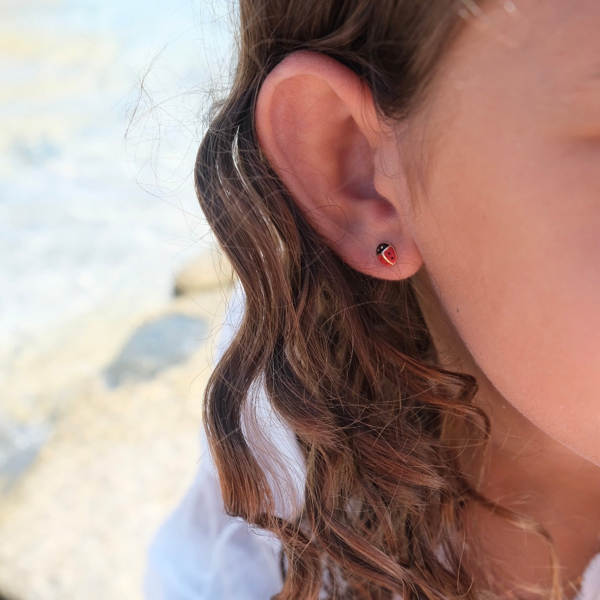 Boucles d’oreilles dorées enfant COCCINELLE porté