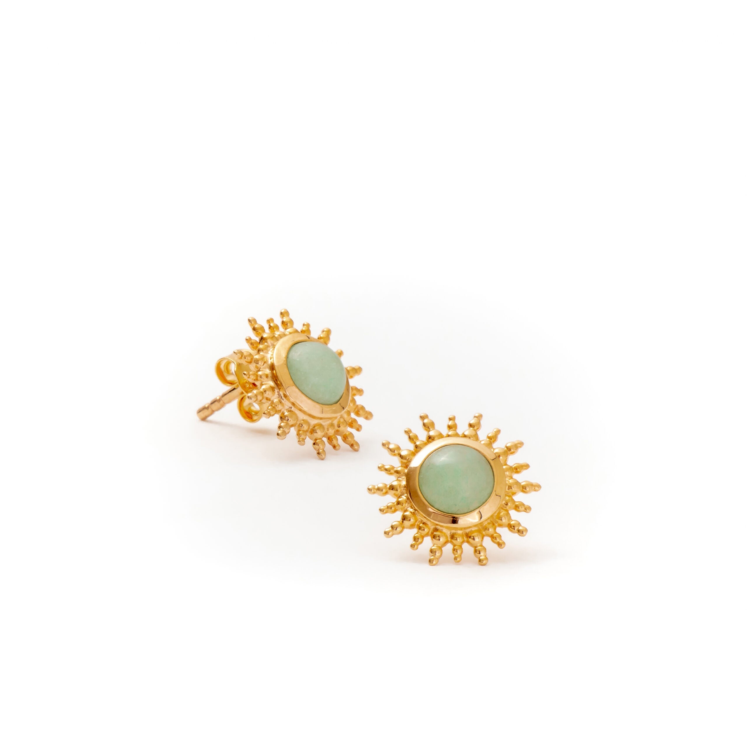  Boucles d'oreilles puces dorées soleil avec pierre aventurine - Bijou photographié sur fond blanc  
