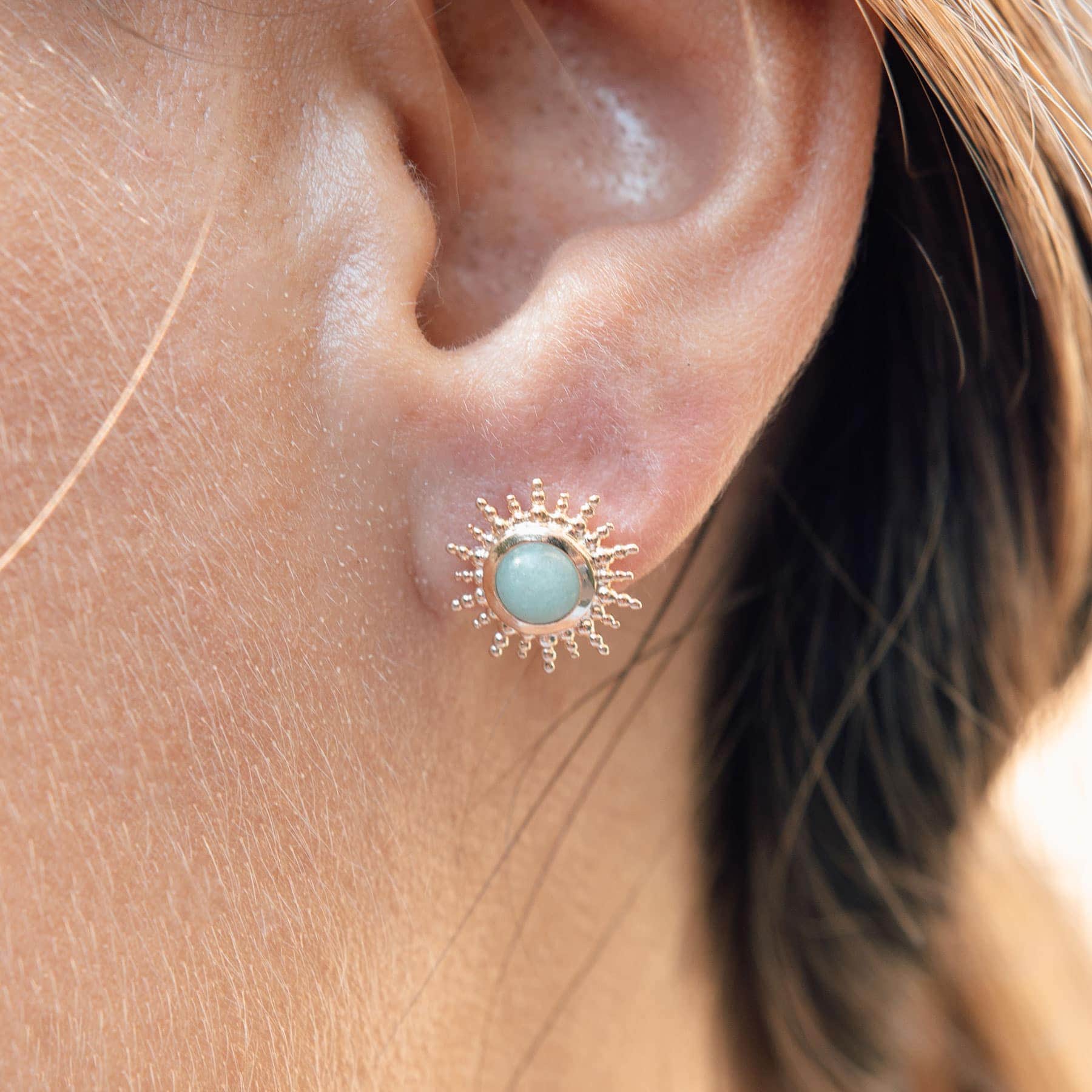  Boucles d'oreilles puces dorées soleil avec pierre aventurine - Bijou porté focus
