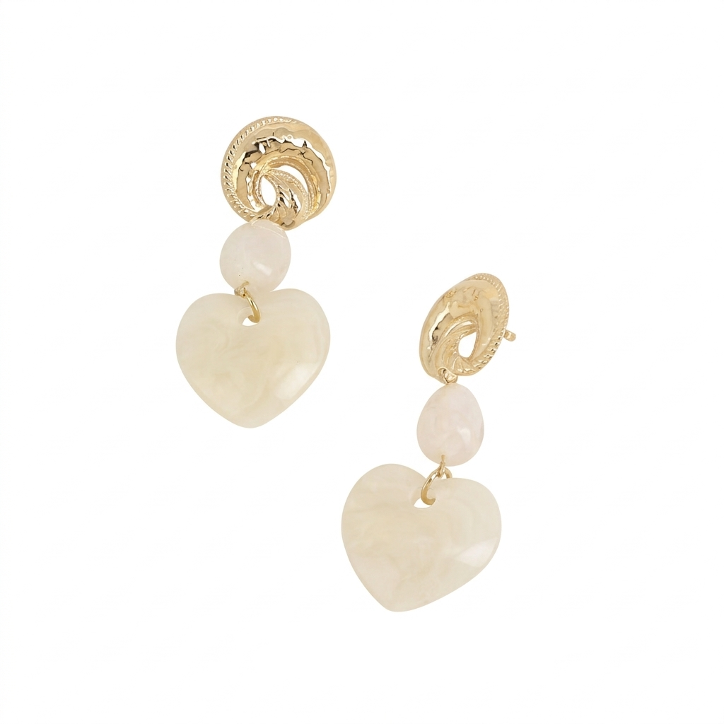 Boucles d'oreilles pendantes dorées Anelie avec cœur en acétate - Bijou photographié sur fond blanc