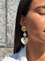 Boucles d'oreilles pendantes dorées Anelie avec cœur en acétate - Bijou porté