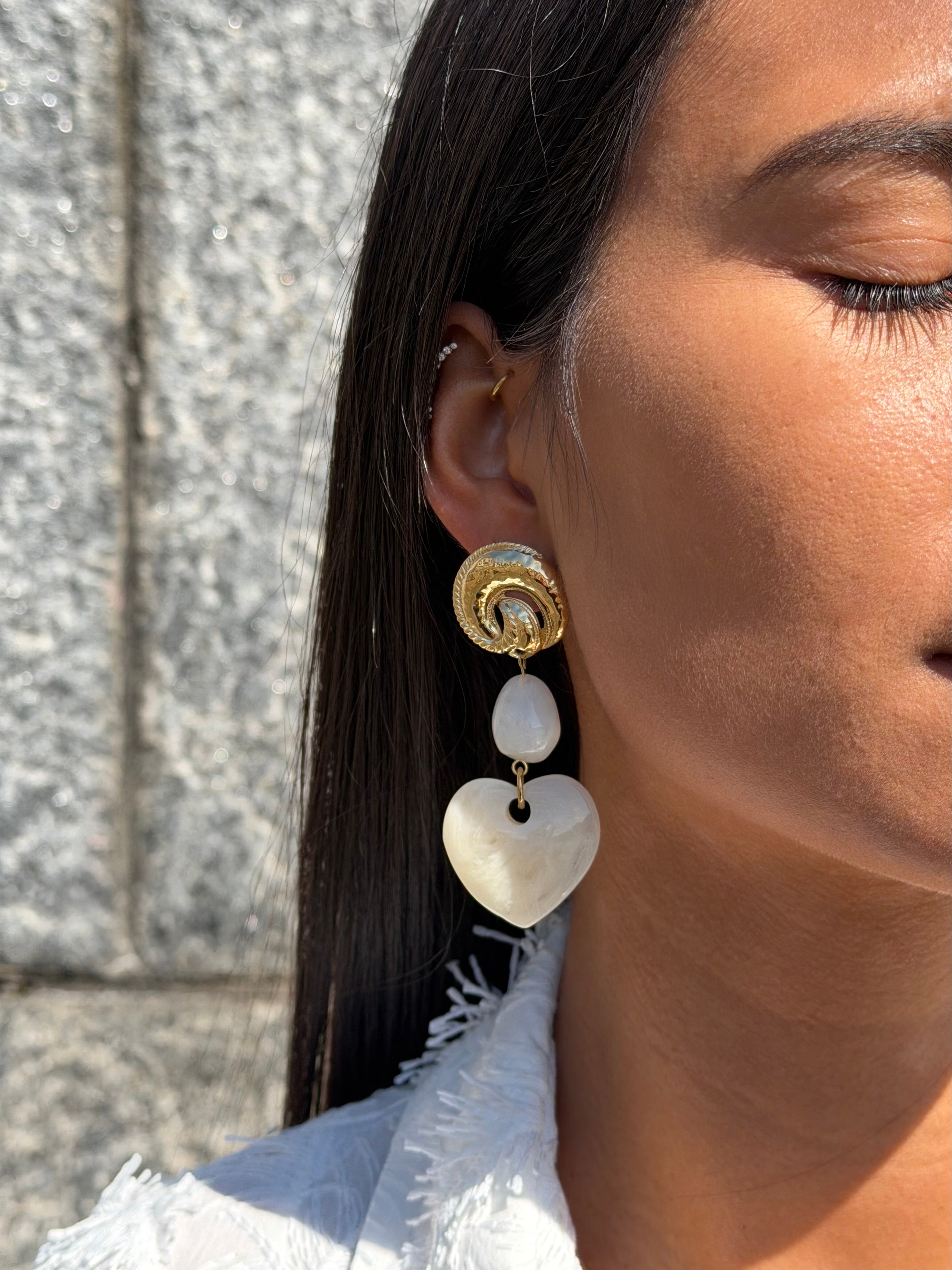 Boucles d'oreilles pendantes dorées Anelie avec cœur en acétate - Bijou porté