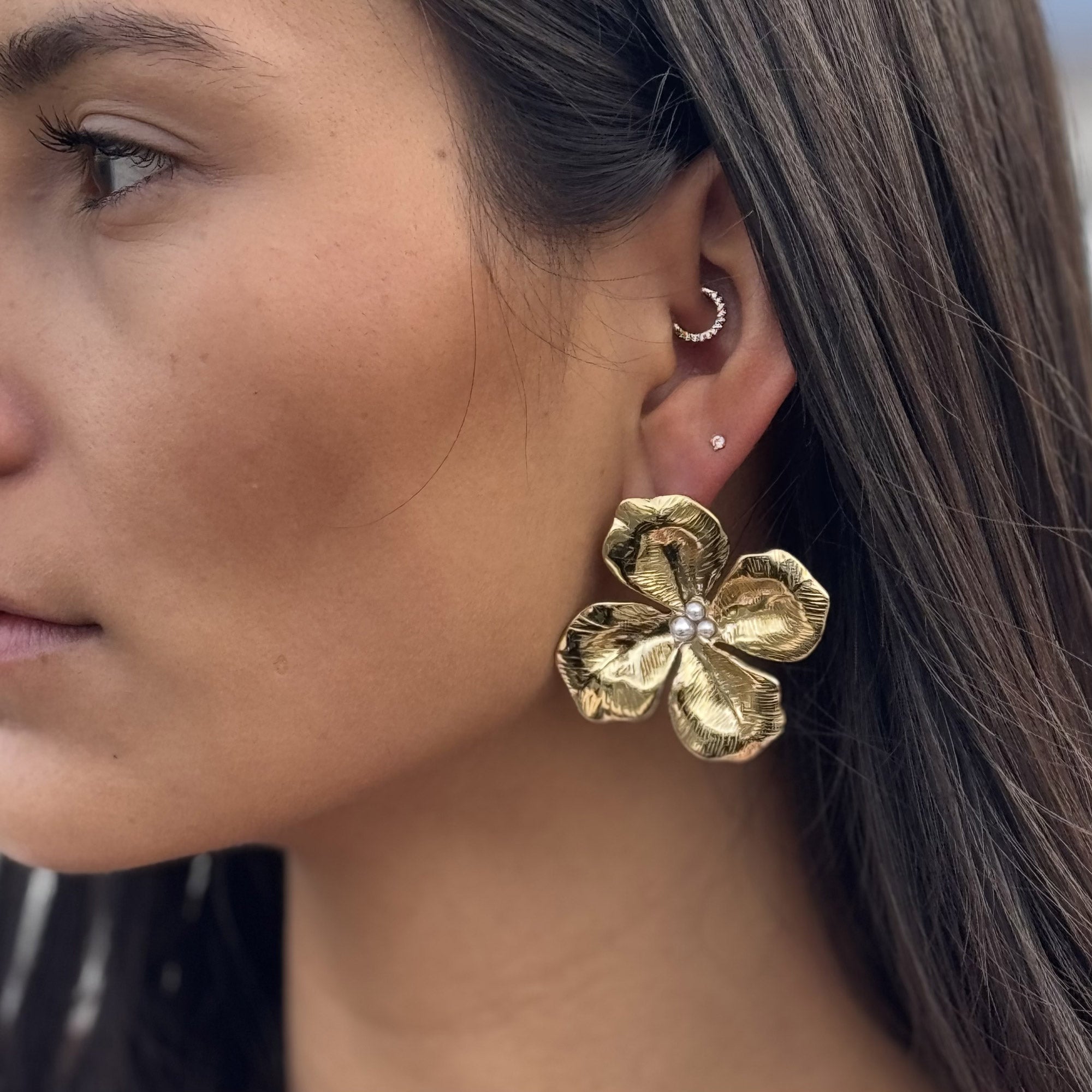 Boucles dorées CALIOPE fleur - Bijou porté