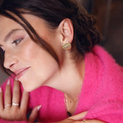 Boucles d’oreilles Dorine dorées cœur martelé - Bijou porté 