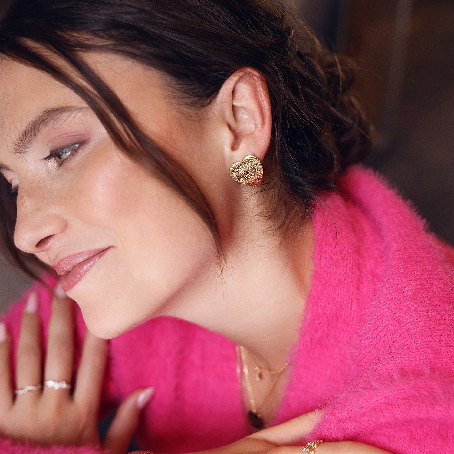 Boucles d’oreilles Dorine dorées cœur martelé - Bijou porté 