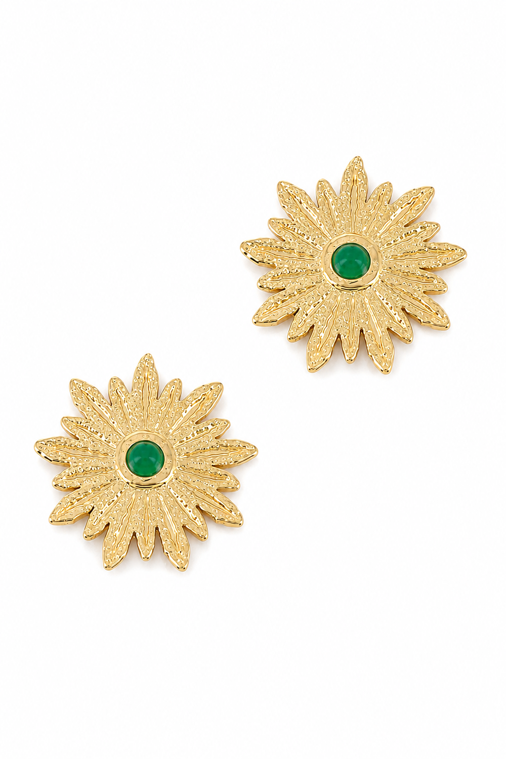 Boucles d’oreilles clous dorées Gina agate verte en forme de fleur ornée d'une agate verte en son centre - Bijou sur fond blanc