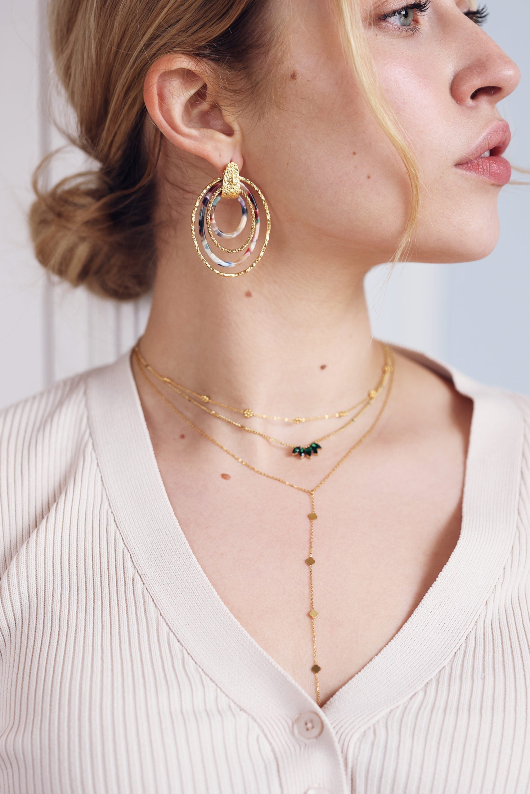 Boucles d'oreilles pendantes dorées Honoré avec acétate colorée - Bijou porté
