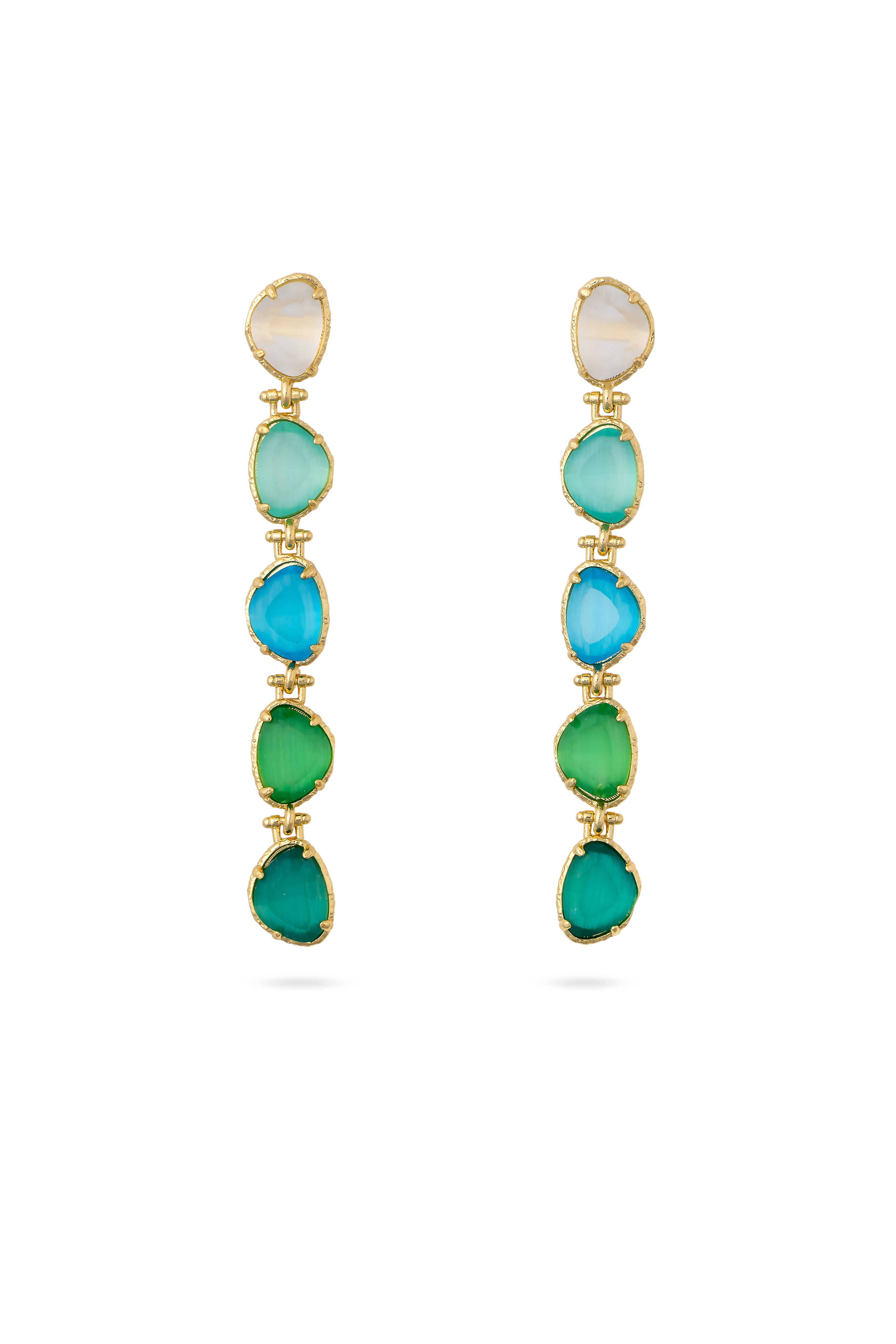 Boucles d'oreilles pendantes dorées Madly M sublimées par un dégradé de pierres aux teintes blanches, turquoise, bleues et vertes - Bijou sur fond blanc
