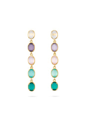 Boucles d'oreilles pendantes dorées Olha M vert et violet sublimées par un mélange de pierres aux teintes blanches, lilas, et turquoise - Bijou sur fond blanc