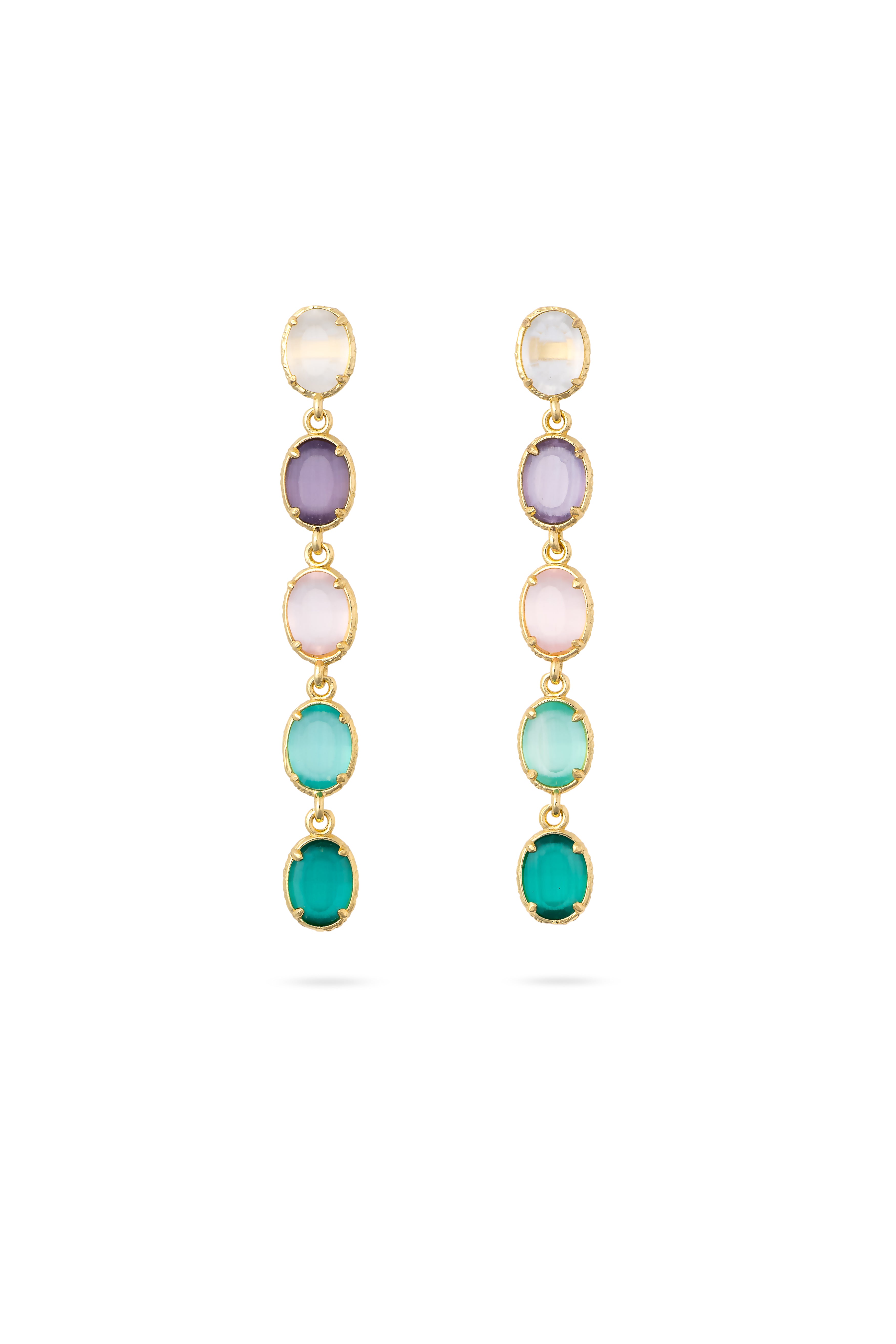 Boucles d'oreilles pendantes dorées Olha M vert et violet sublimées par un mélange de pierres aux teintes blanches, lilas, et turquoise - Bijou sur fond blanc