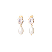 Boucles d'oreilles puces dorées avec nacre et zircons - Bijou photographié sur fond blanc