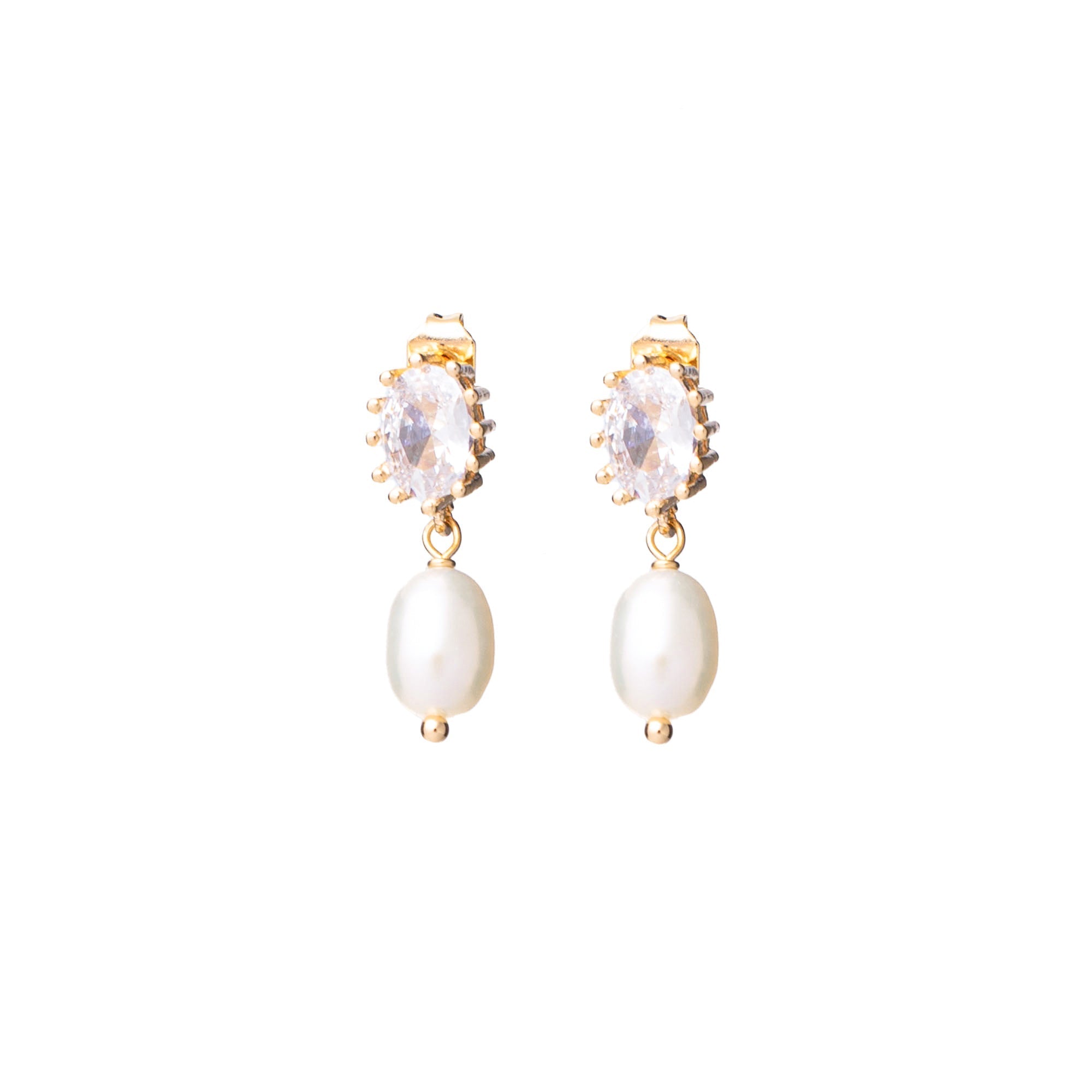 Boucles d'oreilles puces dorées avec nacre et zircons - Bijou photographié sur fond blanc