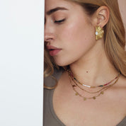 Boucles d'oreilles en acier inoxydable doré Alexa nacre en forme de demi-fleur - Bijou porté