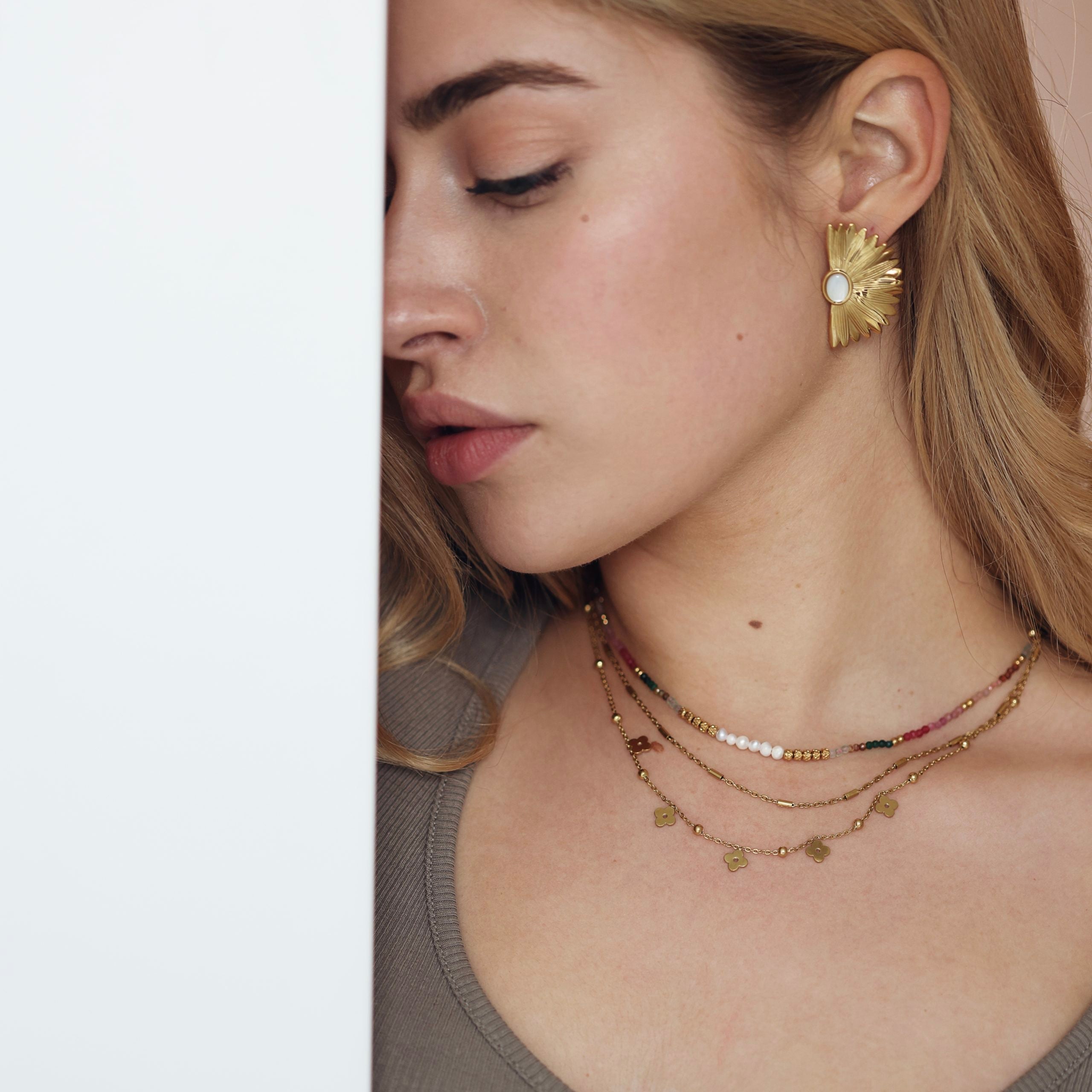 Boucles d'oreilles en acier inoxydable doré Alexa nacre en forme de demi-fleur - Bijou porté