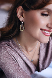 Boucles d'oreilles pendantes Camia dorées et argentées - Bijou porté