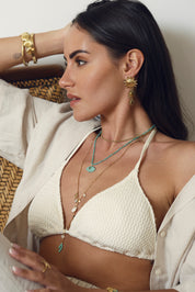 Boucles d'oreilles pendantes dorées Michaela soleils - Bijou porté