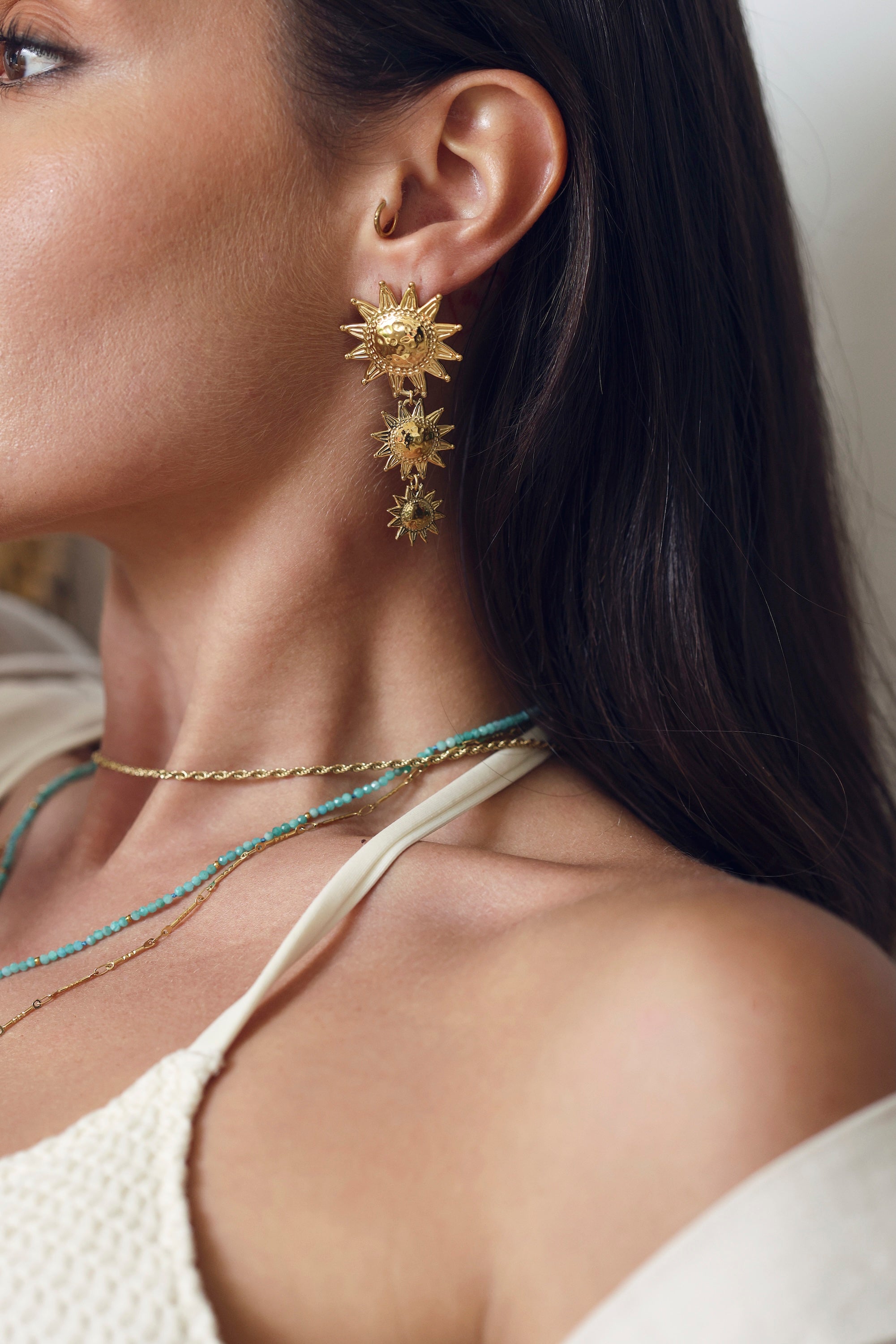 Boucles d'oreilles pendantes dorées Michaela soleils - Bijou porté