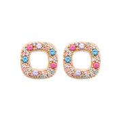 Boucles d'oreilles puces dorées carrées serties de zircons bleu et rose - Bijou photographié sur fond blanc