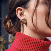 Boucles d’oreilles Dorine dorées cœur martelé - Bijou porté 