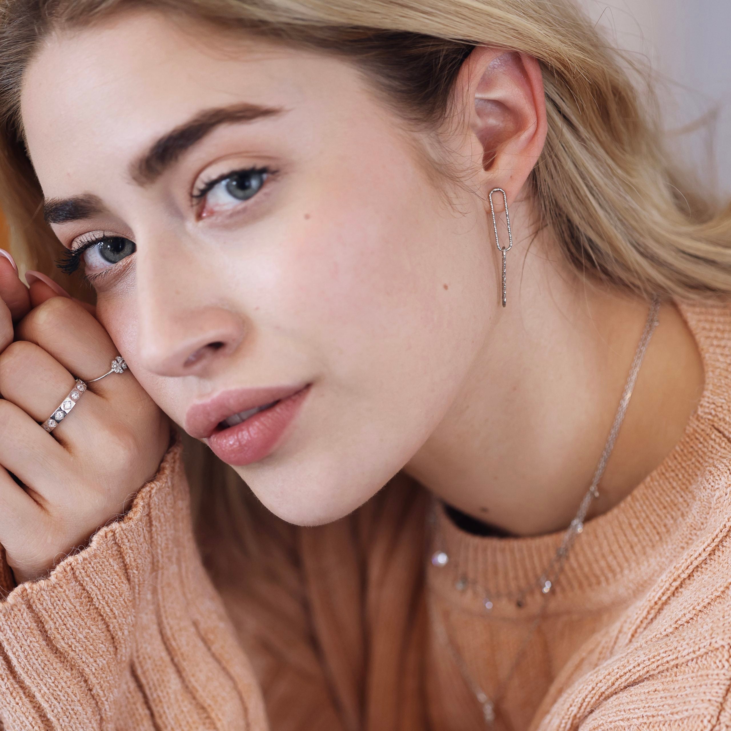 Boucles d'oreilles pendantes Abby Diamant argent martelée - Bijou porté 