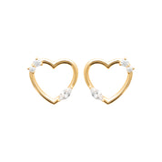 Boucles d'oreilles Galinda dorées cœurs zircons - Bijou photographié sur fond blanc 