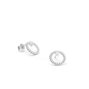 Boucles d’oreilles Satine Puces Argent anneau torsadé et zircon - Bijou photographié sur fond blanc 