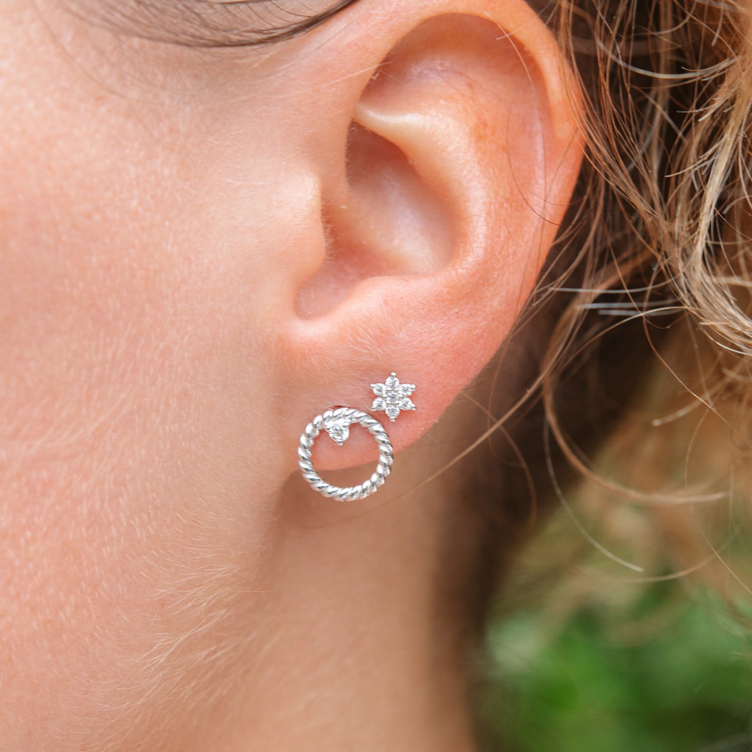 Boucles d’oreilles Satine Puces Argent anneau torsadé et zircon - Bijou porté focus 
