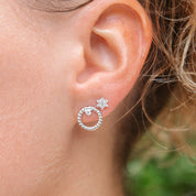 Boucles d’oreilles Satine Puces Argent anneau torsadé et zircon - Bijou porté focus 
