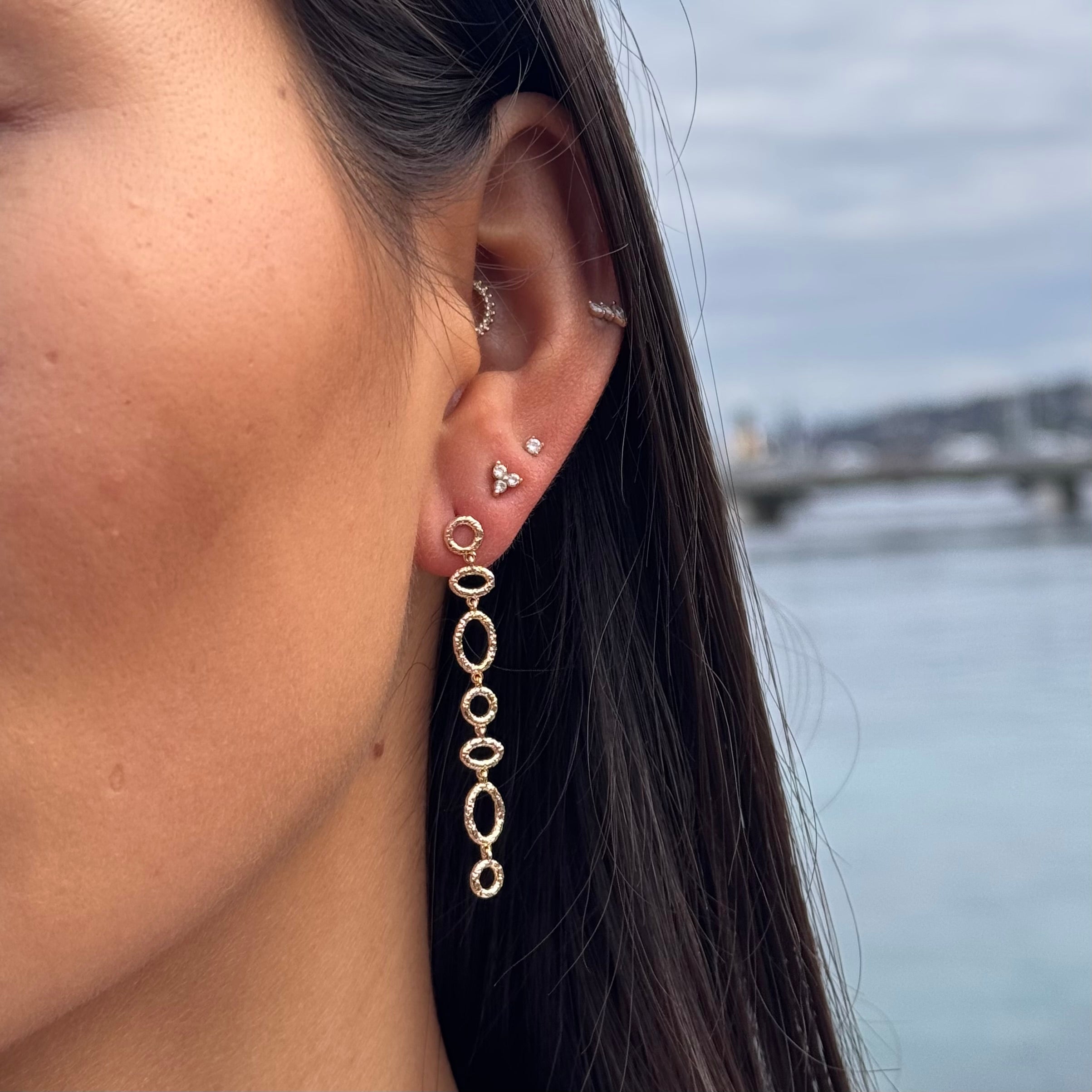 Boucles d'oreilles Brook pendantes formes géométriques rondes et ovales martelées - Bijou porté 