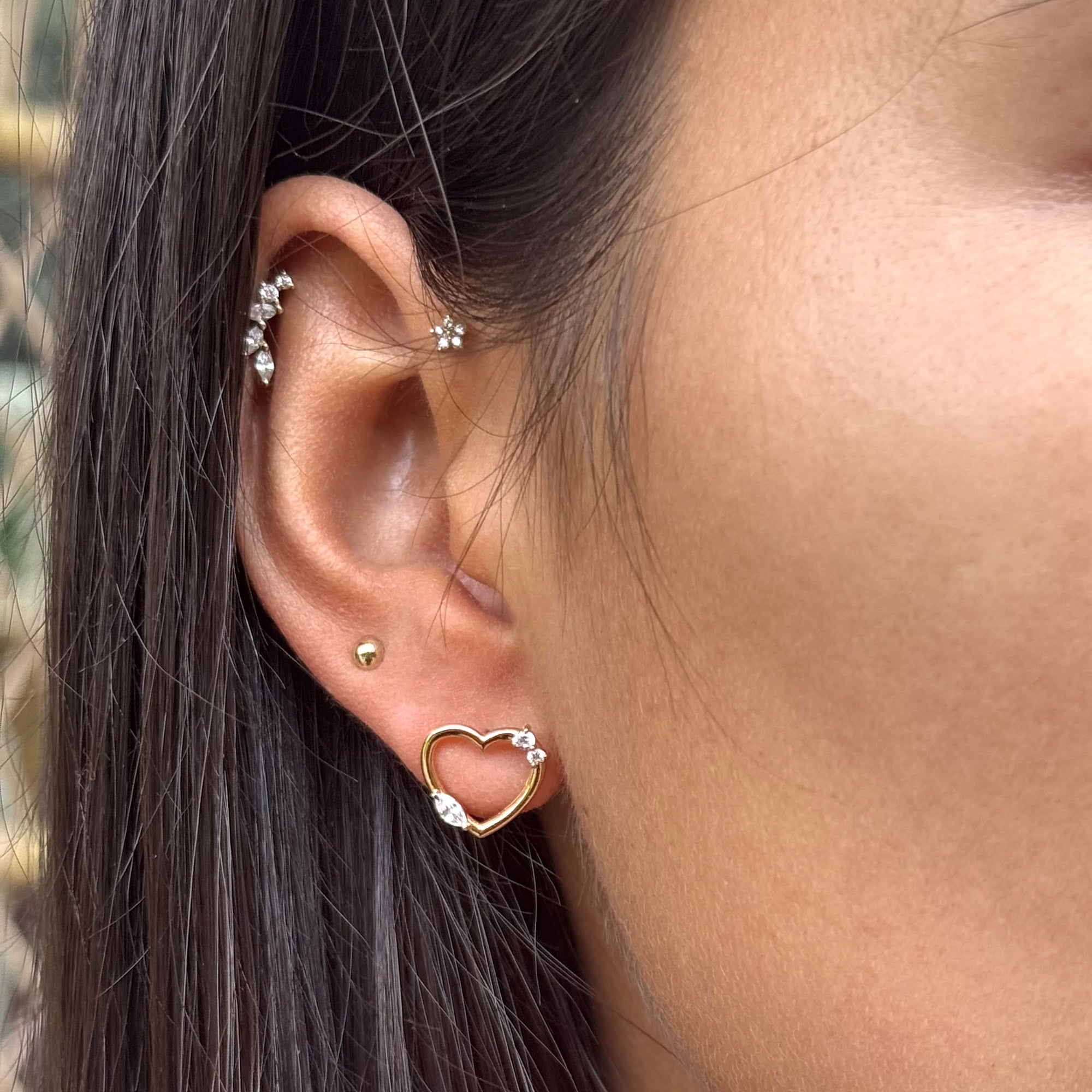 Boucles d’oreilles Galinda dorées cœurs zircons - Bijou porté focus 