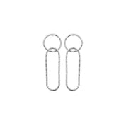 Boucles d'oreilles pendantes Valeria en argent 925 martelée - Bijou photographié sur fond blanc