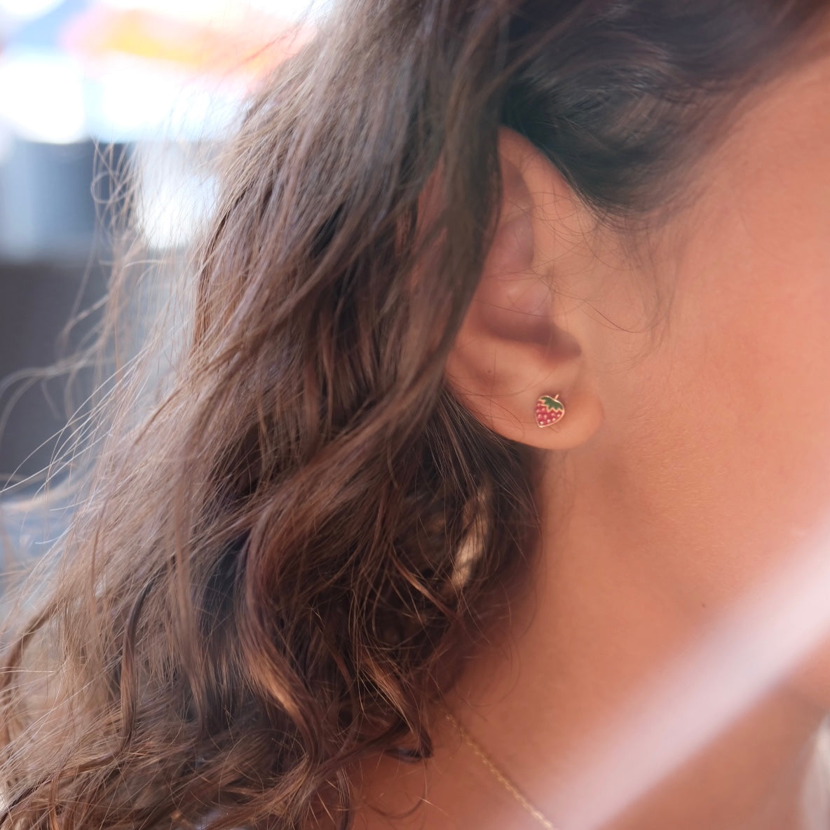 Boucles d’oreilles puces pour enfant dorées avec le motif fraise - Bijou porté focus
