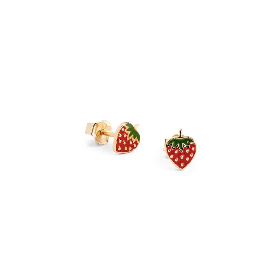 Boucles d’oreilles puces pour enfant dorées avec le motif fraise - Bijou photographié sur fond blanc 