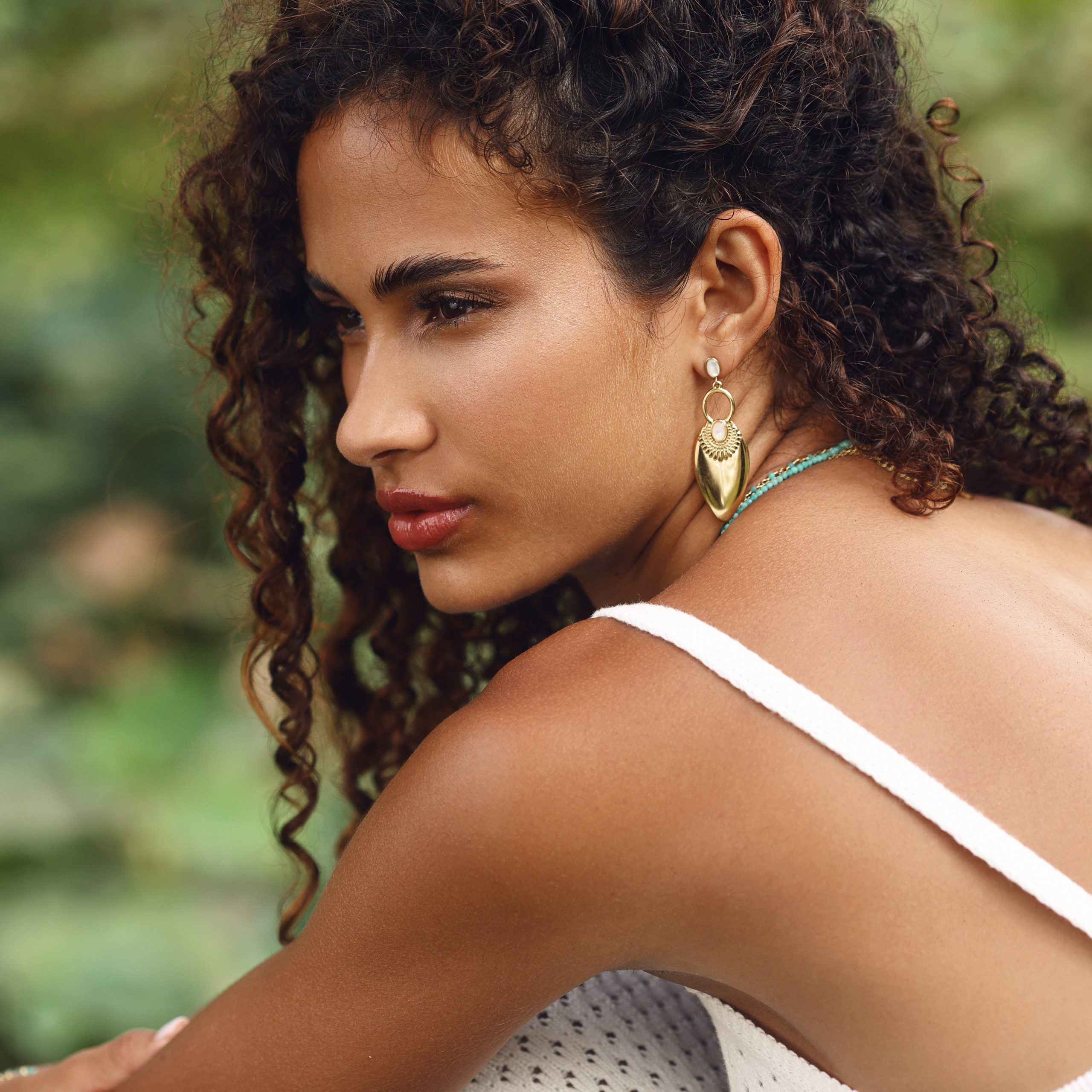 Boucles d’oreilles dorées pendantes en acier inoxydable et nacre - Bijou porté