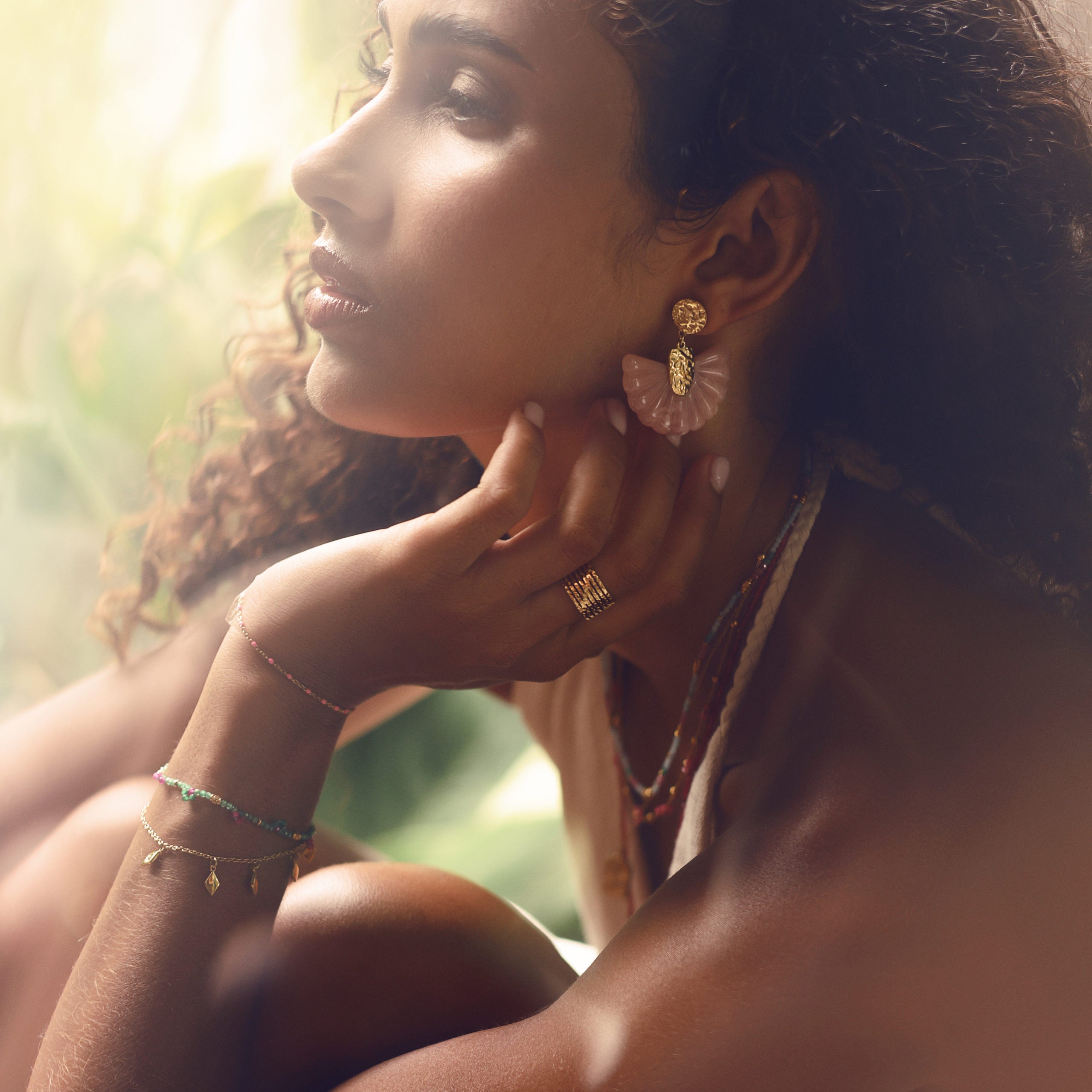 Boucles d’oreilles pendantes en acier inoxydable et acétate en forme d’éventail - Bijou porté