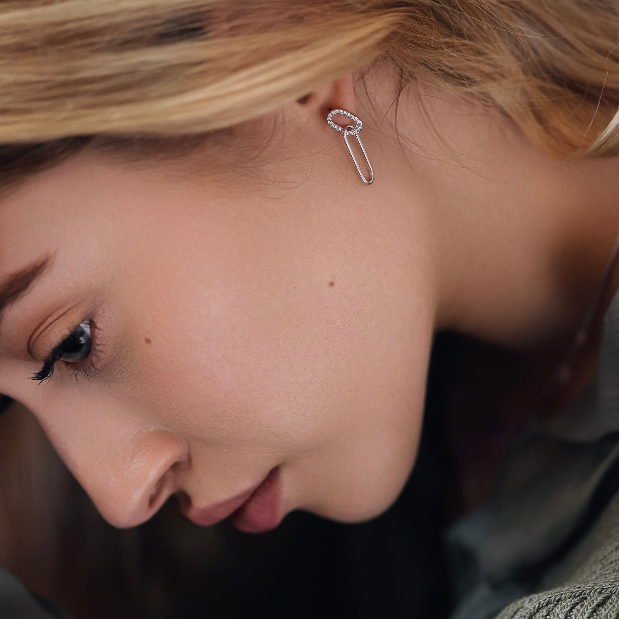 Boucles d'oreilles Nadja double anneaux serties de zircons - Bijou porté 