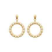 Boucles d'oreilles pendantes dorees Enora au design circulaire serties de zircons - Bijou photographié sur fond blanc 