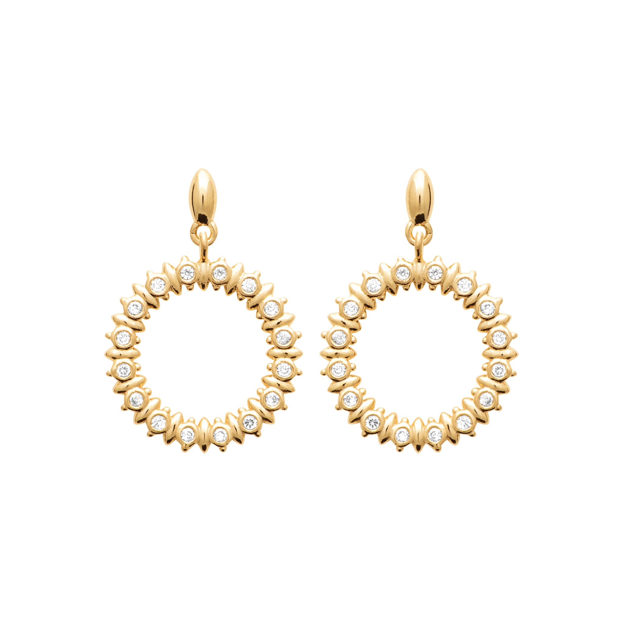 Boucles d'oreilles pendantes dorees Enora au design circulaire serties de zircons - Bijou photographié sur fond blanc 